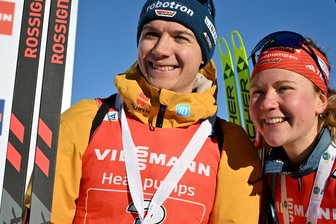 Biathlon-Weltcup: Strelow führt deutsches Duo in Oberhof mit Klasseleistung aufs Podest - Justus Strelow und Selina Grotian strahlen bei der Siegerehrung.