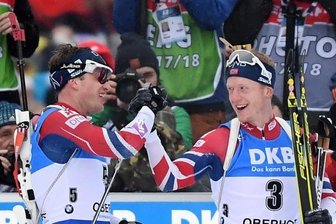 Biathlon-Weltcup: Weiche Schale, harter Kern - Da freut sich die Familie Boe. Johannes Thingnes (rechts) und Tarjei klatschen sich im Ziel ab.
