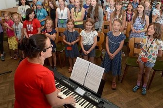 Bibelheim in Kottengrün feiert Jubiläum mit Musical - Marie-Luise Rißmann leitet die Probe für das Musical.