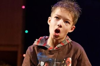 Bibelstoff aus Hollywood - Haben Hollywood-Sorgen von biblischem Ausmaß: Amahl (Marius Theisinger) und seine Mutter (Anne Preuß).