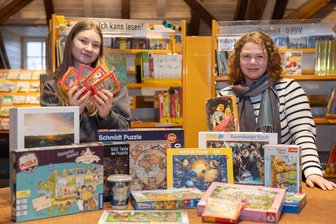 Bibliothek im Erzgebirge lädt Jung und Alt zu Puzzlewoche ein - In der Bibliothek in Annaberg wird der Internationale Puzzletag gefeiert. Mit dabei sind die Freiwilligendienst leistende Lea Marie Wirwich (links) und Sindy Hänel, die Leiterin Bibliothek.