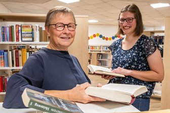 Bibliothek in Olbernhau eröffnet: Wer ist die neue Herrin über (fast) 20.000 Bücher? - Sabine Fritzsch (l.) hat die Leitung der Bibliothek an Stephanie Held übergeben.