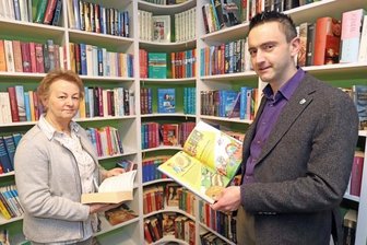 Bibliothek jetzt zum Wohlfühlen - Bettina Lohse und Bürgermeister René Straßberger freuen sich darüber, wie schön die Leihbibliothek geworden ist.