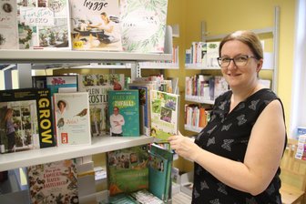 Bibliothek Niederwiesa: Eine Begegnungsstätte soll entstehen - aber wo? - Sie ist das Herz der Bibliothek in Niederwiesa: Cordula Romahn kennt den Buchgeschmack ihrer Kunden.