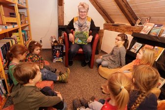 Bibliothek startet neues Angebot - Jeden ersten Donnerstag im Monat können kleine und große Gäste nun Geschichten aus der Kinderbibliothek lauschen. Zum Auftakt las Gabriele Kranz vor.