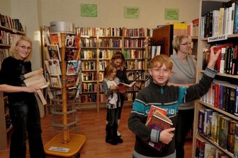 Bibliothek Werda-Kottengrün wird am Mittwoch ein Jahr alt - Ein Jahr gibt es die Bibliothek in Kottengrün. Rica Fritzsch (l.) sorgt für neue Bücher der Auslage. Birgit Heberlein und Sophie Pöhler (hinten) sowie Erik und Anja Schneider gehören zu den treuen Lesern.