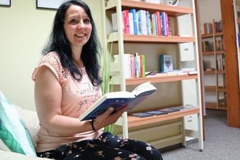 Bibliothek Zschorlau schafft neuen Raum für junge Leser - Anett Klug vom Team der Bibliothek Zschorlau im neu eingerichteten Jugendbereich. 