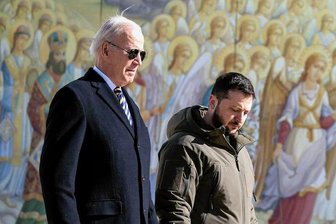 Biden-Besuch in Kiew: Wir werden nicht nachlassen - Mitten in Kiew: Joe Biden (l), Präsident der USA, geht neben Wolodymyr Selenskyj, Präsident der Ukraine. Biden ist zu einem Besuch in der Ukraine eingetroffen.