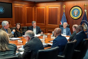 Biden ermahnt Netanjahu: „Du hast einen Sieg errungen. Nimm ihn an!“ - US-Präsident Joe Biden (3.v.r) setzte sich am Samstag mit Mitgliedern des Nationalen Sicherheitsteams im Situation Room des Weißen Hauses zusammen, um über die Lage zu beraten.
