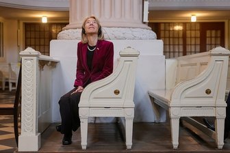 Bidens Demokratieexpertin: Die neue US-Botschafterin zum Antrittsbesuch in Leipzig - Die neue US-Botschafterin Amy Gutmann hält bei ihrem Antrittsbesuch in Leipzig in der Nikolaikirche inne. An diesem Geburtsort der Friedlichen Revolution von 1989 verspürt die Tochter eines deutschen Juden, der vor den Nazis fliehen musste, den Geist der Demokratie, deren Verteidigung sie sich verschrieben hat.