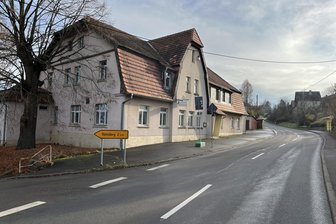 Bieberstein: Wie ist die Zwangsversteigerung gelaufen? - Der Gasthof Bieberstein an der Alten Meißner Straße ist seit Jahren geschlossen.