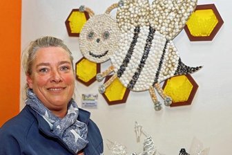 Biene der Bienchengruppe sammelt meiste Stimmen - Jacqueline Weißbach aus der DRK-Kindertagesstätte "Mischka" vor der von ihrer Bienchengruppe geschaffenen Biene.