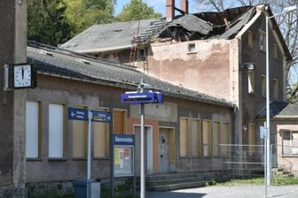 Bienenmühle: Altes Bahnhofsgebäude wird abgerissen - Das marode Bahnhofsgebäude in Bienenmühle wird abgerissen.