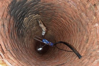 Biensdorf soll Wasserleitung erhalten: Die wichtigsten Fragen und Antworten - Blick in einen Hausbrunnen im Lichtenauer Ortsteil Biensdorf. Bisher versorgen sich die rund 50 Einwohner mit diesem Nass, weil es keine Trinkwasserleitung gibt. Das könnte sich jetzt ändern.