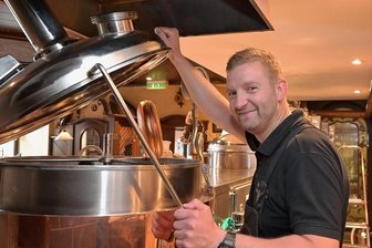 Bier aus Aue ausgezeichnet: Fünfmal Gold für Bier vom "Blauen Engel" - Jens Berndt ist Brauermeister im Hotel "Blauer Engel" in Aue. 