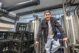 Bier, Bar, Bahnhof: Chemnitzer gründet mit 22 Jahren seine eigene Biermarke - Nino Munzer im Herzen seiner Braumanufaktur im Keller des ehemaligen Bahnhof Mitte.