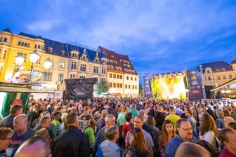 Bier, Bratwurst und Omikron - Beim letzten Stadtfest standen die Besucher dicht gedrängt an der Bühne. Wegen Corona könnte das jetzt zu einem Problem werden.