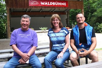Bier, Burger, Breitenauer Eintracht: An der Waldbühne Augustusburg geht die Post ab - Werner Sieber, Margit Lindner und Eric Engelstädter (v.l.) freuen sich auf den Lions-Frühschoppen.