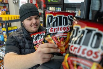 Bier, Chips und Snacks „To go“: Wo Nachteulen im ersten „Späti“ des Vogtlandes shoppen können - Chips und Takkos aus dem Kosovo gibt es nur bei Ragip Musliu. Diese Woche hat der 23-Jährige seinen Laden an der Kaiserstraße eröffnet. Von 12 bis 22 Uhr ist auf. Musliu will das Angebot um einige Grundnahrungsmittel, Backwaren und einen Imbiss mit Wienern, Bockwurst oder belegten Brötchen erweitern.