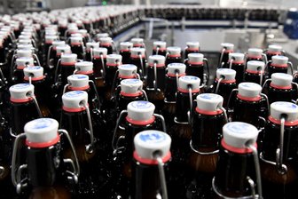 Bier-Diebe in Werdau gefasst: Bei der Durchsuchung entdeckt die Polizei ein Butterfly-Messer - Bier-Diebe hat die Polizei in Werdau ertappt.