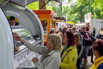 Bier-Eis ist der Renner zum Männertag - Auch wenn man auf die süße Verführung doch etwas warten musste, waren alle zufrieden. So blieb Zeit zum Quatschen.