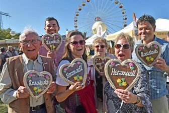 Bier, Musik und gute Laune: Oktoberfest in Freiberg wird bunt - Die Premiere des Oktoberfestes in Freiberg 2019 wurde zur Familienfete, hier die Familien Ludwig und Gerber aus Langenau und Freiberg. Damals fand das Fest auf dem Brauhausgelände statt.