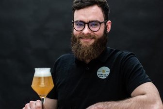 Bier-Sommelier wartet auf den Braumeister - Bier-Sommelier Ludwig Reinhold gibt sein Wissen beim ersten Stammtisch der Freiberger Sommernächte weiter.