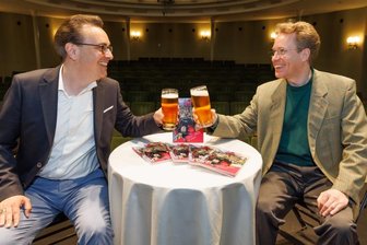 Bier spielt in 130. Spielzeit wichtige Rolle - Freuen sich, dass sie die Uraufführung von Daniel Behles Bier-Operette "Hopfen und Malz" ins Eduard-von-Winterstein-Theater nach Annaberg-Buchholz geholt haben: Intendant Moritz Gogg (l.) und Generalmusikdirektor Jens Georg Bachmann. 
