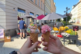 Bier, Sushi, Pizza, Kaffee und Kuchen: Das gibt es auf dem Chemnitzer Brühl von Mittagspause bis Mitternacht - Bei „Karl mag’s süß“ gibt es neben einigen Außensitzplätzen auch Eis.