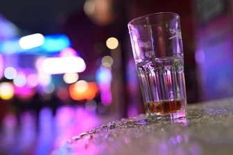 Bier, Wein, Hochprozentiges: Die Umdrehungen der Zivilisationsgeschichte - Leeres Glas gleich leerer Kopf? Kommt auch aufs Maß an. Fakt ist: Alkohol taucht in der Zivilisationsgeschichte permanent auf; ob das gut ist, ist eine andere Frage. Das leere Cocktailglas auf dem Foto steht auf einem Tisch vor einem Lokal in Hamburg.