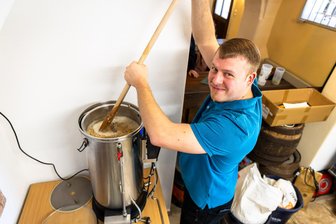„Bierbrauen ist wie Kuchenbacken“: Wie das neue Peniger Bier gebraut wird und wie es schmeckt - Richard Wagner vom Brauverein setzt in der „Experimentier-Anlage“ den Sud für ein rotes untergäriges Festbier an.
