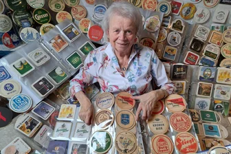 Bierdeckel statt Gerstensaft: Grünhainichener Ehepaar sammelt Untersetzer - Weit über 1000 Bierdeckel gehören zur Sammlung von Gisela und Gerd  Fahsel aus Grünhainichen.
