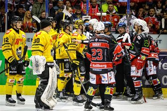 Bierdusche für Referees im Sahnpark: Eispiraten Crimmitschau droht Geldstrafe - Kurz nach der Schlusssirene bildete sich eine Spielertraube. Mittendrin die Referees, die Bierduschen abbekommen haben.