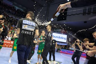Bierdusche und Glückseligkeit: Magdeburg feiert Meistertitel - Bennet Wiegert führte den SC Magdeburg zum Meistertitel.