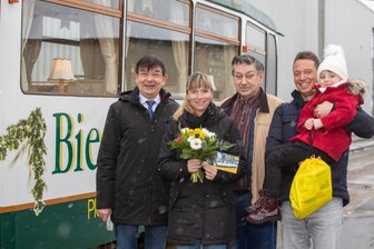 Bierelektrische: Junges Paar gewinnt Fahrt - 