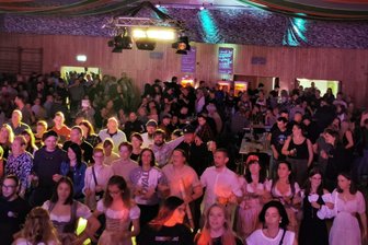 Bierfest des OCC füllt Oelsnitzer Vogtlandsporthalle - Zum Bierfest des Oelsnitzer Carnevals-Clubs war am Samstagabend die Vogtlandsporthalle sehr gut gefüllt.