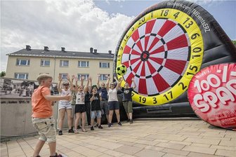 Bierfest, Waldgeister und Strandparty: Was in der Region Annaberg am Wochenende außer der Kät noch los ist - Schon mehrfach war das Riesen-Fußball-Darts eine der besonderen Attraktionen beim sächsisch-böhmischen Bierfest in Bärenstein - wie hier im Jahr 2019.