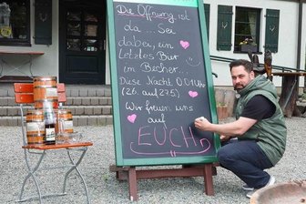 Biergärten lassen keine Zeit verstreichen - André Diegnitz, Wirt der Ausflugsgaststätte "Weidmannsruh" im Werdauer Wald, öffnet kurz nach Mitternacht sein Lokal und erwartet zahlreiche Stammgäste.