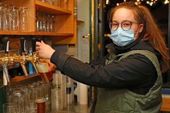Biergärten öffnen kurz nach Mitternacht - Tara Teschner, Service-Azubi in der Gaststätte im Werdauer Wald, sorgte am Zapfhahn für Nachschub: "Endlich sind wieder Gäste da."