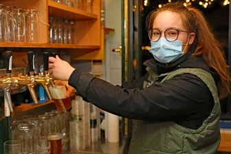 Biergärten öffnen kurz nach Mitternacht - Tara Teschner, Service-Azubi in der Gaststätte im Werdauer Wald, sorgte am Zapfhahn für Nachschub: "Endlich sind wieder Gäste da."