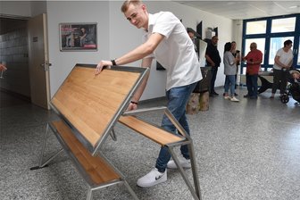 Biergarnitur, Mittelaltertruhe, Hundelounge: Was junge Metallbauer können - Die Bank von Roy Herrmann ist wandelbar.