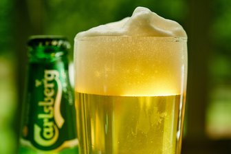 Bierkartell: Oberlandesgericht Düsseldorf startet erstes Verfahren - Das Brauerei-Unternehmen Carlsberg klagt gegen einen Bußgeldbescheid des Kartellamtes. Die Bonner Behörde hatte 2014 insgesamt elf Unternehmen, Verbände und Verantwortliche mit Strafzahlungen über insgesamt 338 Millionen Euro wegen unerlaubter Preisabsprachen zum Nachteil der Verbraucher verhängt.
