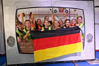 Bierkastenbar und „irre“ Reise: Wo die Karnevalisten ab 11.11. das Zepter rund um Flöha übernehmen - Die Funken des Braunsdorfer Karnevalsclubs proben im Schlossgasthaus Lichtenwalde für den Kappenball, erst dann verraten sie ein „irres" Thema.