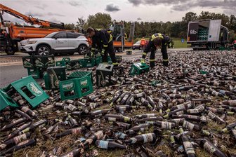 Bierladung aus Plauen schafft‘s nicht bis Chemnitz: B 173 für zweieinhalb Stunden gesperrt - Ein mit Bier beladener 40-Tonner hat am Donnerstagmittag auf der B 173 Teile seiner Ladung verloren.