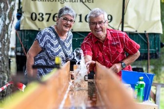 Bierrutsch-Premiere beim Teichfest - Dietmar Groß aus Pleißa hat mit seiner Lebensgefährtin viel Spaß beim Bierrutschen. Zum 54. Teichfest in Dürrengerbisdorf fand der Gaudi-Wettkampf erstmals statt. Es gab 500 Starter und mehrere Sieger. 