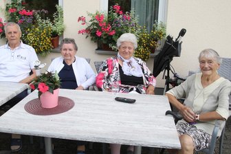 „Bierschwemme“, Albertsburg, Café Römer: Flöhaer erinnern sich an die guten alten Cafés und Gaststätten - Gerd Steinert, Renate Kollwitz, Jutta Seidel und Christa Wiedemann (v. l.) erinnern sich vor dem Jubiläumsfest gerne an frühere Zeiten in der Stadt Flöha zurück.
