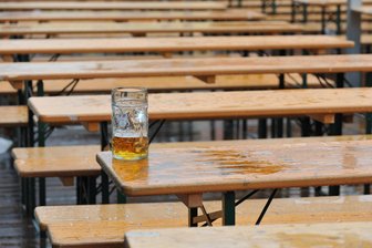 Biertische & Co: Stadt im Erzgebirge regelt Ausleihe ihres Mobiliars neu - Zur Ausleihe unter anderem von Biertischgarnituren hat die Stadt Eibenstock jetzt neue Regeln festgesetzt.