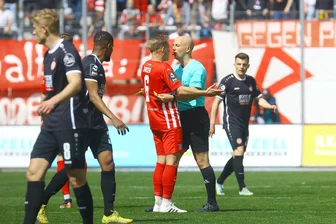 Bierwurf bei FSV-Spiel in Zwickau: Schmerzensgeld-Urteil ist rechtskräftig - Schiedsrichter Nicolas Winter hatte während der Partie gegen Essen Zwickauer Akteure gegen sich aufgebracht, hier Maximilian Jansen.