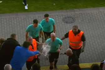 Bierwurf von Zwickau: So viel Schmerzensgeld fordert der Schiedsrichter vom Täter - Die Bierdusche auf Nicolas Winter im April 2023 in der GGZ-Arena. Das Landgericht Zwickau entscheidet bald darüber, wie viel Schmerzensgeld dem Schiedsrichter zusteht.