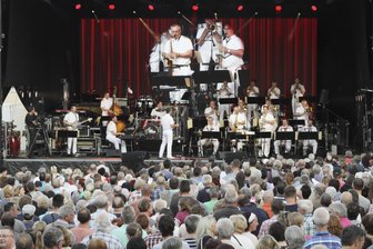 Big Band der Bundeswehr spielt für den guten Zweck in Plauen - Die Big Band der Bundeswehr gastierte im vergangenen Jahr auf dem Plauener Altmarkt.